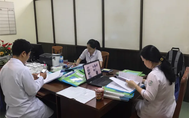 Tin ảnh: Công việc của nhân viên y tế trong một đêm trực tại Bệnh viện dã chiến