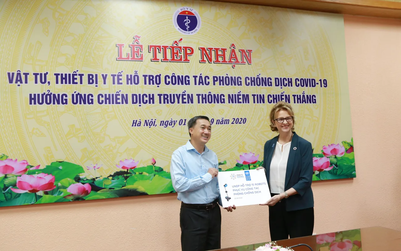 Bộ Y tế tiếp nhận robot phục vụ khám chữa bệnh từ xa, khẩu trang và quần áo chống dịch COVID-19