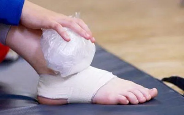 khi bị bong gân khớp cổ chân xử lý như thế nào cho đúng