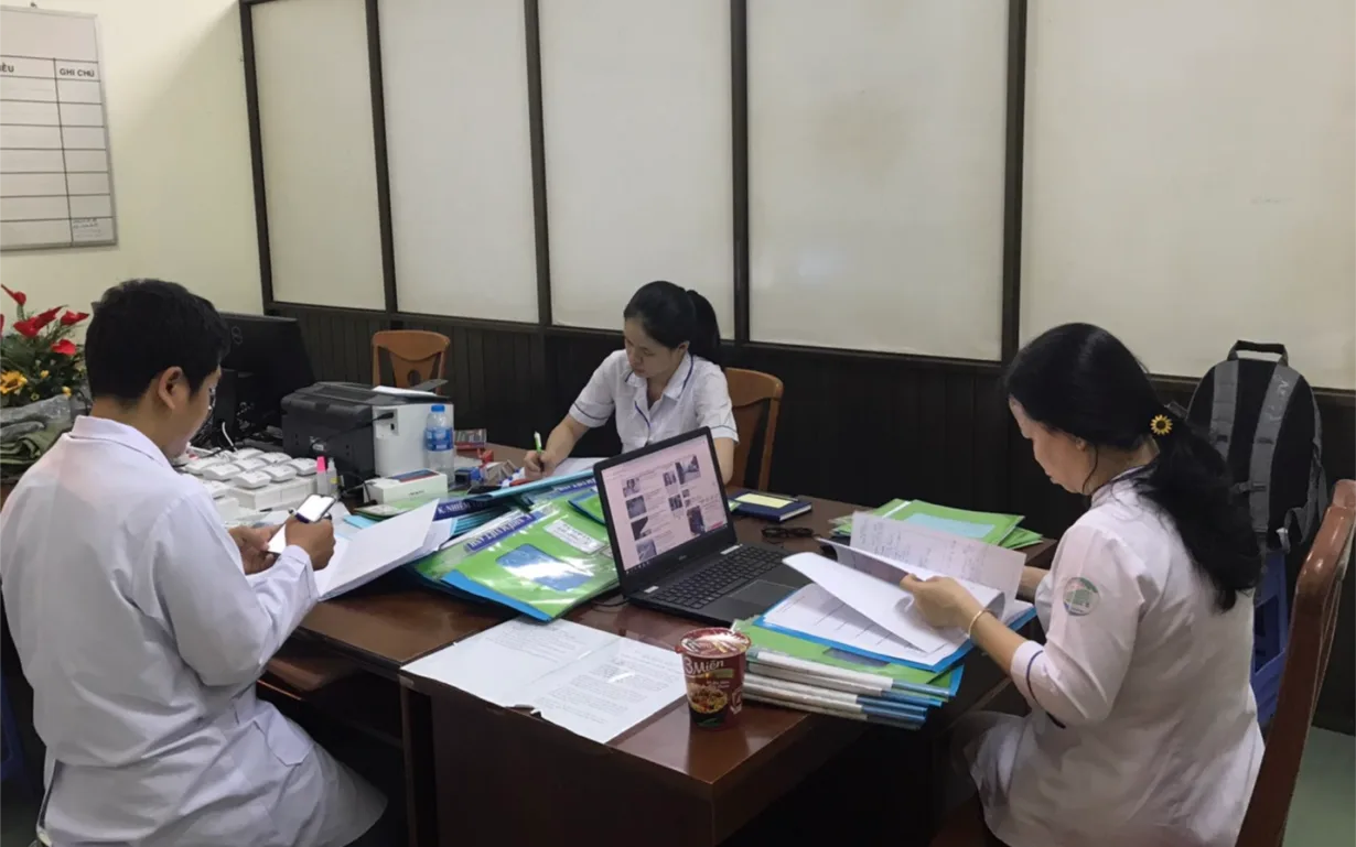 Tin ảnh: Công việc của nhân viên y tế trong một đêm trực tại Bệnh viện dã chiến